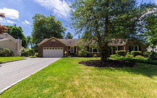 12 Woodland St, East Islip, NY 11730