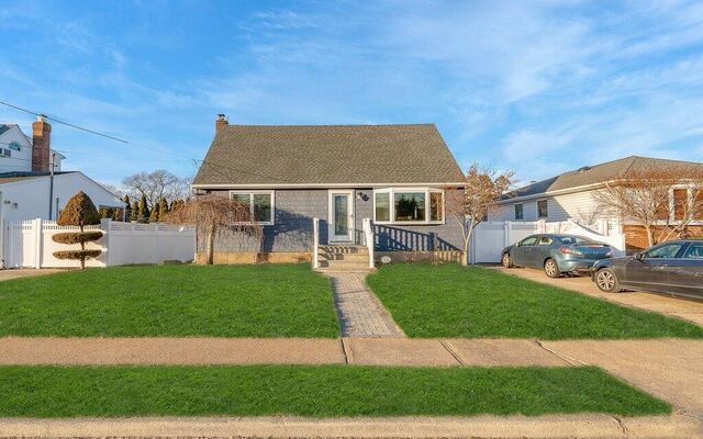 121 Rhode Island Ave, Massapequa, NY 11758 (Yard)