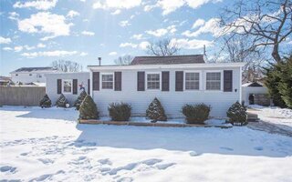 122 Manor Dr E, Shirley, NY 11967