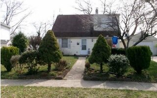 122 Old Oak Ln, Levittown, NY 11756