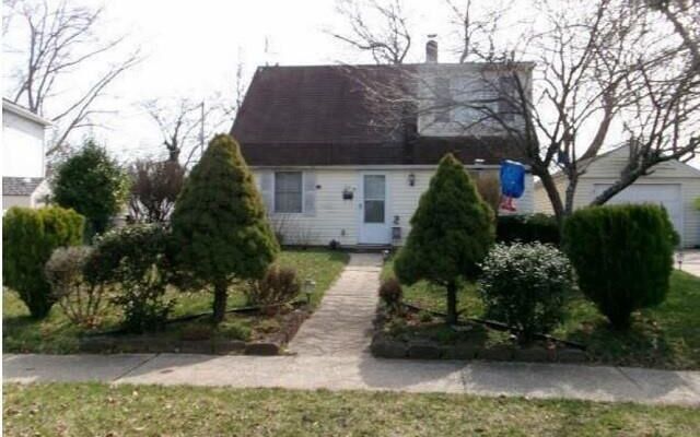 122 Old Oak Ln, Levittown, NY 11756 (House View)