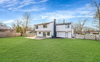 124 Sequoia Dr, Coram, NY 11727