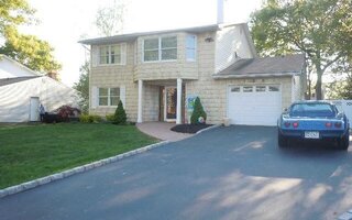 125 Ballad Cir, Holbrook, NY 11741