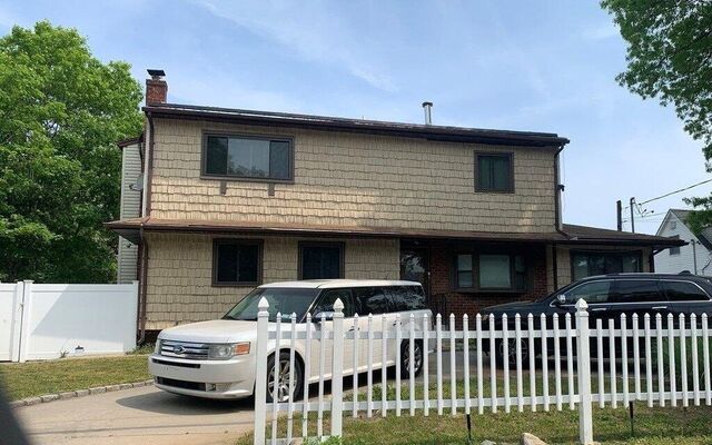 125 N Ontario St, Ronkonkoma, NY 11779 (House View)