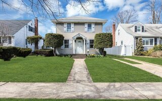 126 Stuyvesant Ave, Merrick, NY 11566