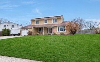 127 Chatham Dr, Oakdale, NY 11769
