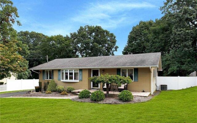 127 Elliot Ave, Lake Grove, NY 11755 (Yard)
