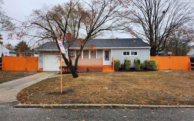129 Westwood Dr, Brentwood, NY 11717 (House View)