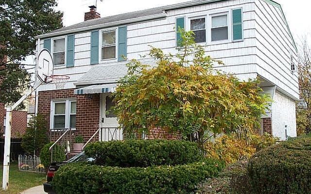 13 Crystal St, Elmont, NY 11003