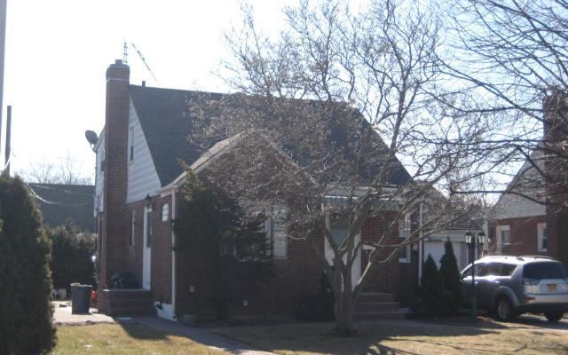 13 Donald Ct, Elmont, NY 11003