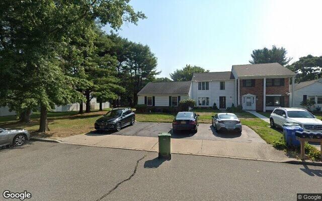 13 Petersburg Ct, Coram, NY 11727