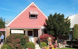 13 Pine St, Elmont, NY 11003