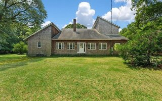 131 Red Creek Rd, Hampton Bays, NY 11946