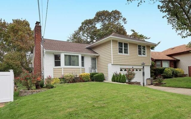 1324 Sandra Ln, Merrick, NY 11566