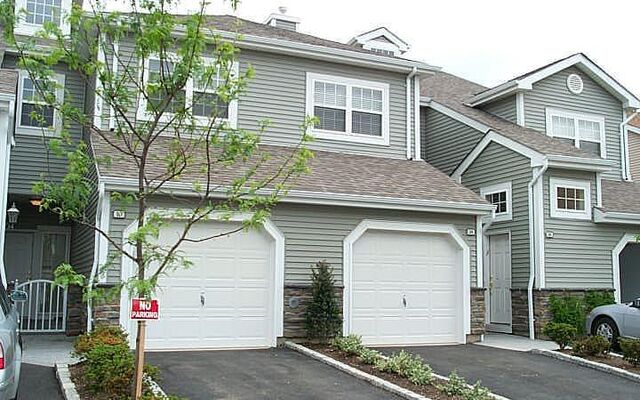 133 Carriage Ln #105, Plainview, NY 11803