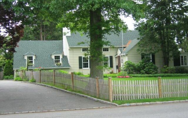 136 Bay Dr, Massapequa, NY 11758