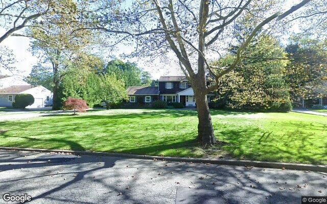 136 Darrow Ln, Greenlawn, NY 11740