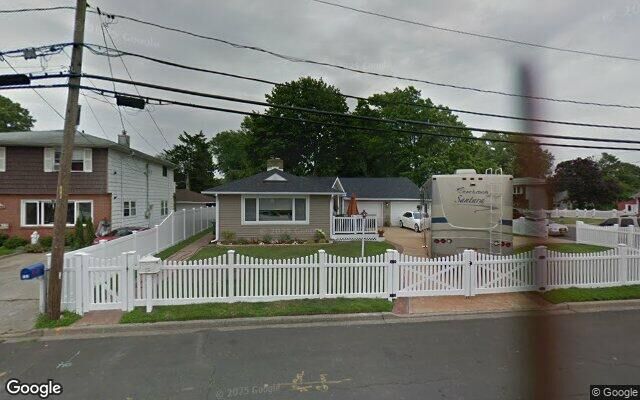 137 E Riviera Dr, Lindenhurst, NY 11757