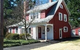137 Elmwood St, Westbury, NY 11590