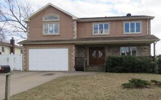 137 W Belle Terre Ave, Lindenhurst, NY 11757