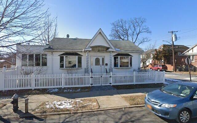 1391 Hollywood Ave, Bronx, NY 10461 (Porch)