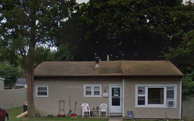 14 Chevy Chase Rd, Amityville, NY 11701 (Yard)