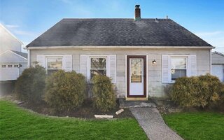 14 Glade Ln, Levittown, NY 11756