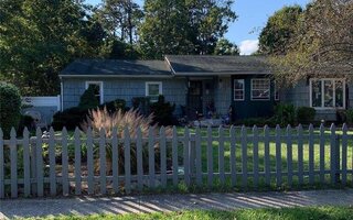 14 Glenwood Ct, Bayport, NY 11705