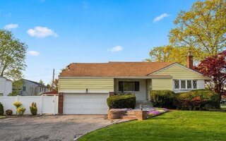 14 Greentree Cir, Westbury, NY 11590