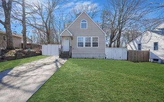 14 Hawthorne St, Mastic, NY 11950