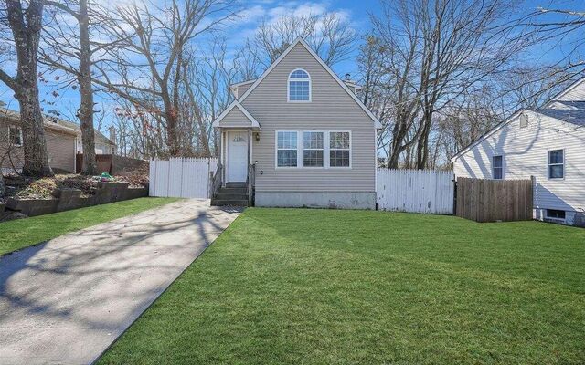 14 Hawthorne St, Mastic, NY 11950 (Yard)