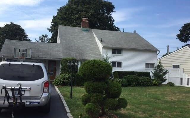 14 Hunter Ln, Levittown, NY 11756