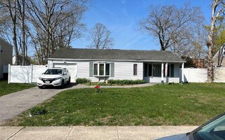 14 Lurcott Ln, Central Islip, NY 11722