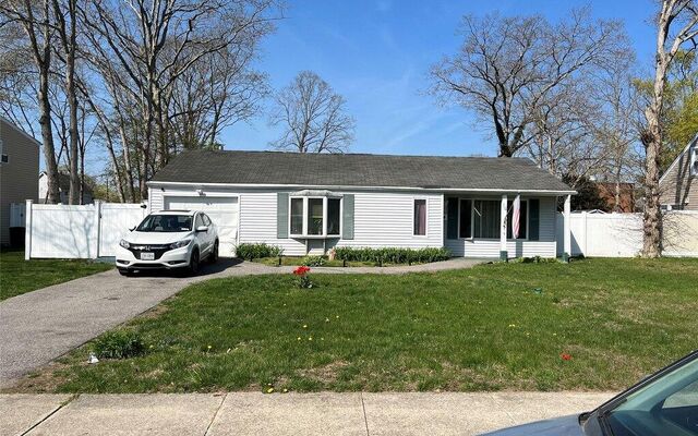 14 Lurcott Ln, Central Islip, NY 11722 (Yard)