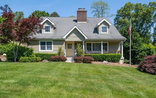 14 Mayfair Dr, Huntington, NY 11743