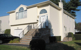 14 Nathan Dr, Plainview, NY 11803
