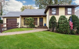14 University Rd, Bayville, NY 11709