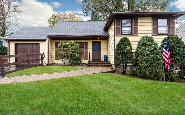 14 University Rd, Bayville, NY 11709