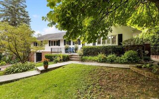 14 Vine St, Glenwood Landing, NY 11547