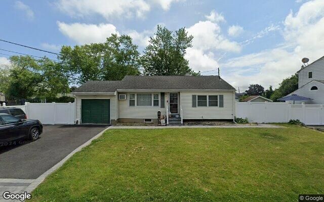 14 White St, Brentwood, NY 11717