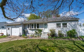 140 Westwood Dr, Brentwood, NY 11717