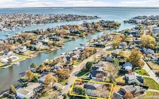140 Melbury Rd, Babylon, NY 11702