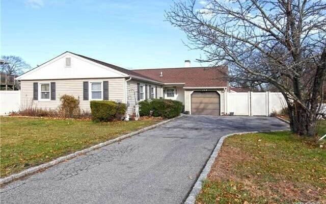 1409 Brook Ave, Bay Shore, NY 11706