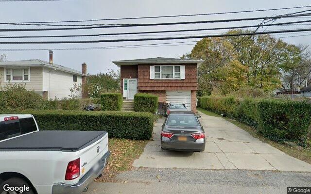 142 N 8th St, Lindenhurst, NY 11757