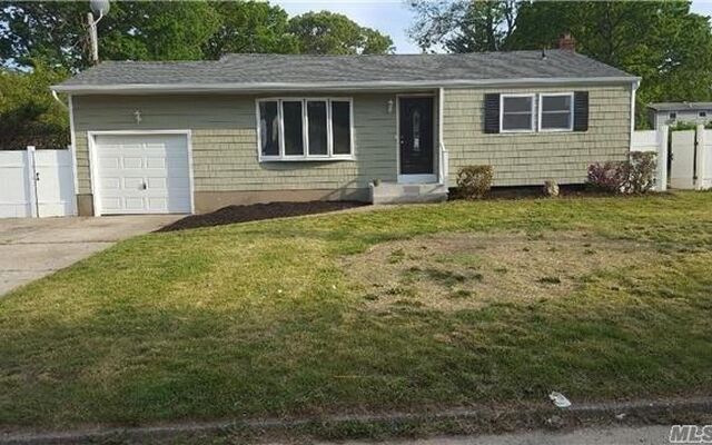 142 Tabor St, Brentwood, NY 11717