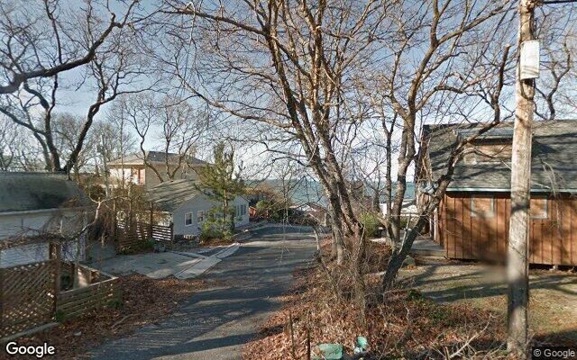 146 Hillcrest Dr, Calverton, NY 11933