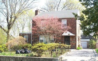 146 Manor Pl, Great Neck, NY 11020