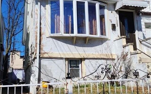 1467 Hicks St, Bronx, NY 10469 (Porch)