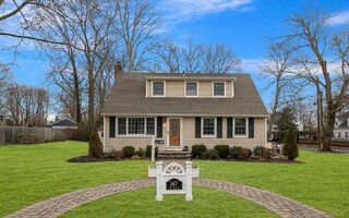 147 New York Ave, Smithtown, NY 11787
