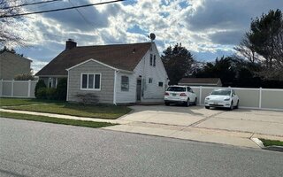 15 N Emerson Ave, Copiague, NY 11726